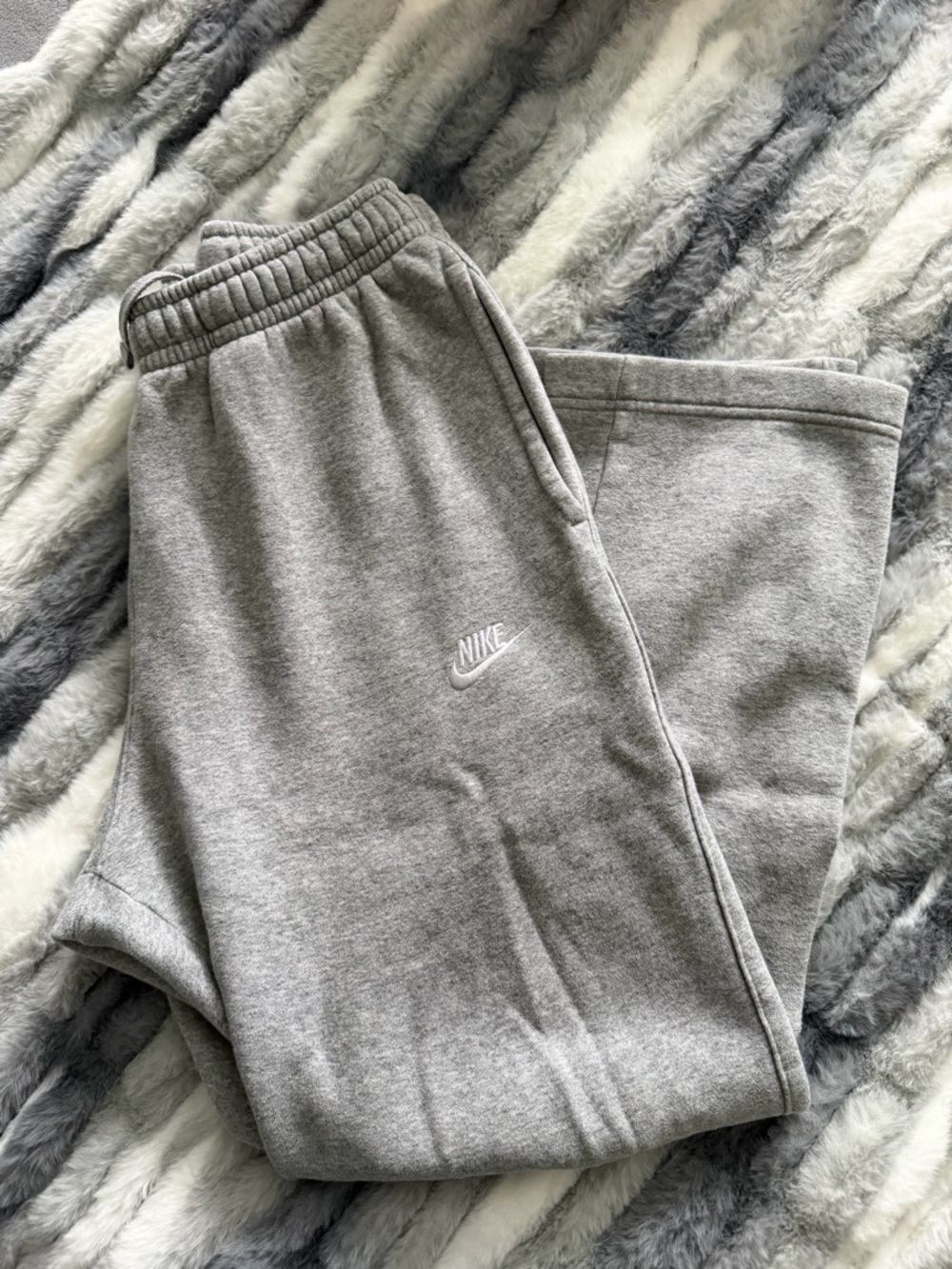 Nike Men’s Medium Open Hem Fleece Sweatpants.